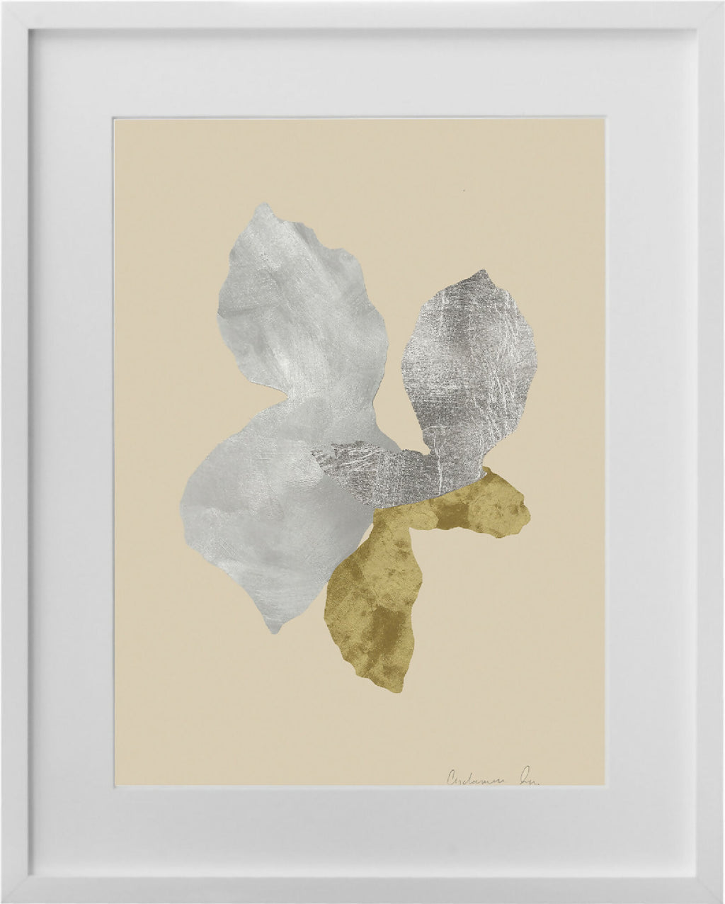 Collage de cyclamen abstrait, formes grises et vert clair sur fond beige, encadré