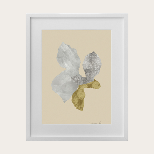 Affiche encadrée : collage de fleurs de cyclamen gris et touches dorées.