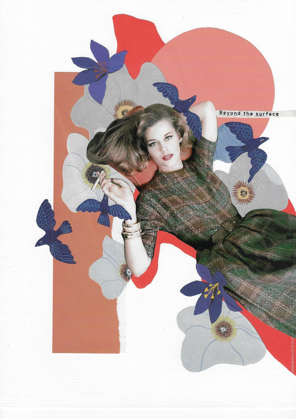 Impression encadrée, portrait féminin en collage avec motifs floraux et oiseaux bleus.