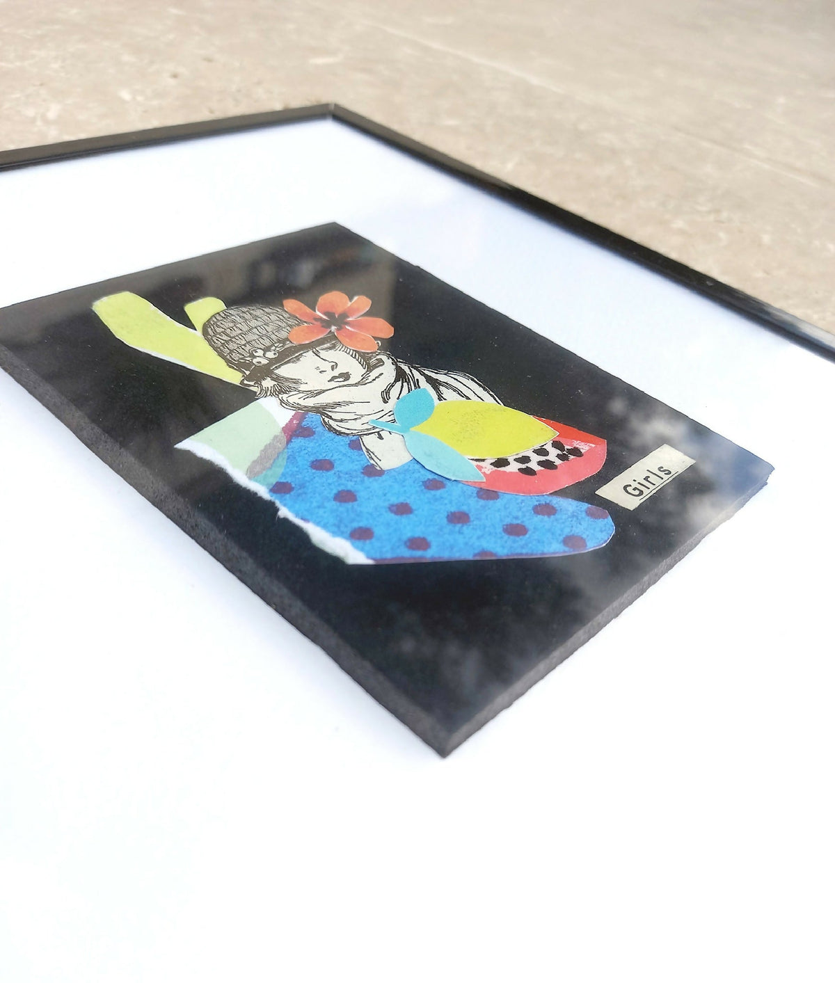 Imprimé rectangulaire noir avec illustration de fille au chapeau et robe à pois.