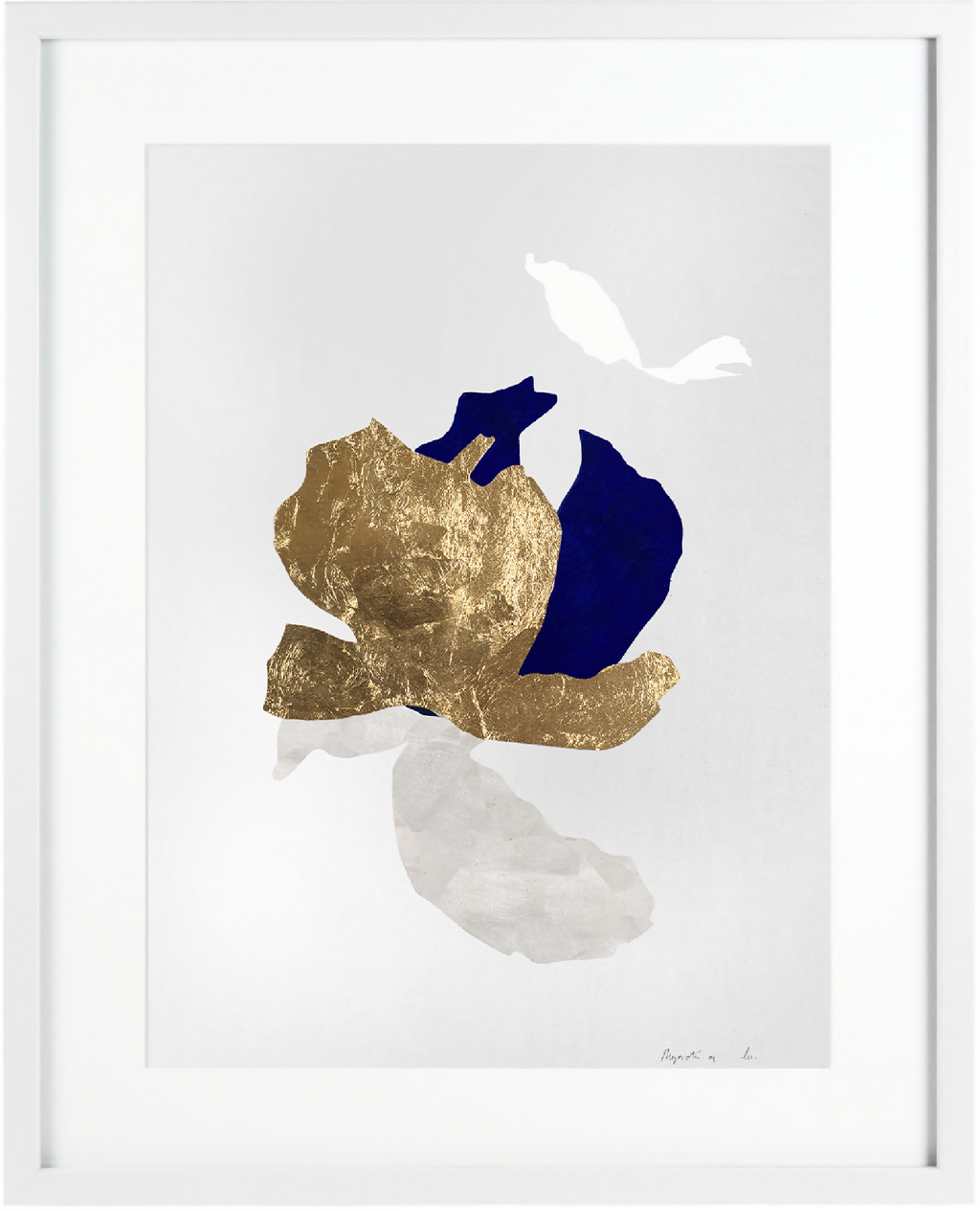 Collage abstrait encadré : formes dorées, bleu foncé et blanches sur fond clair.