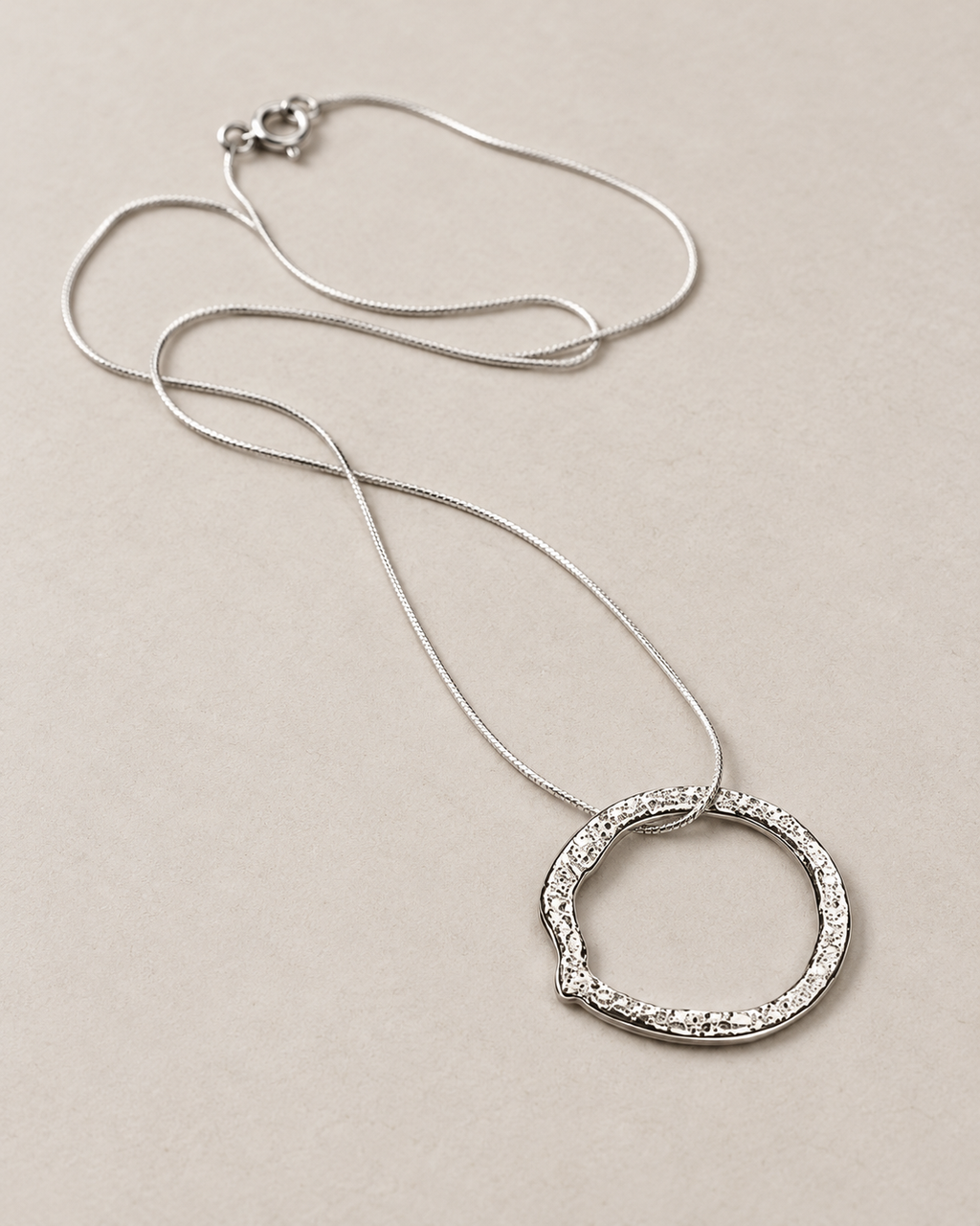 Collier cercle texturé en argent massif