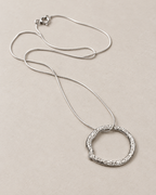 Collier cercle texturé en argent massif