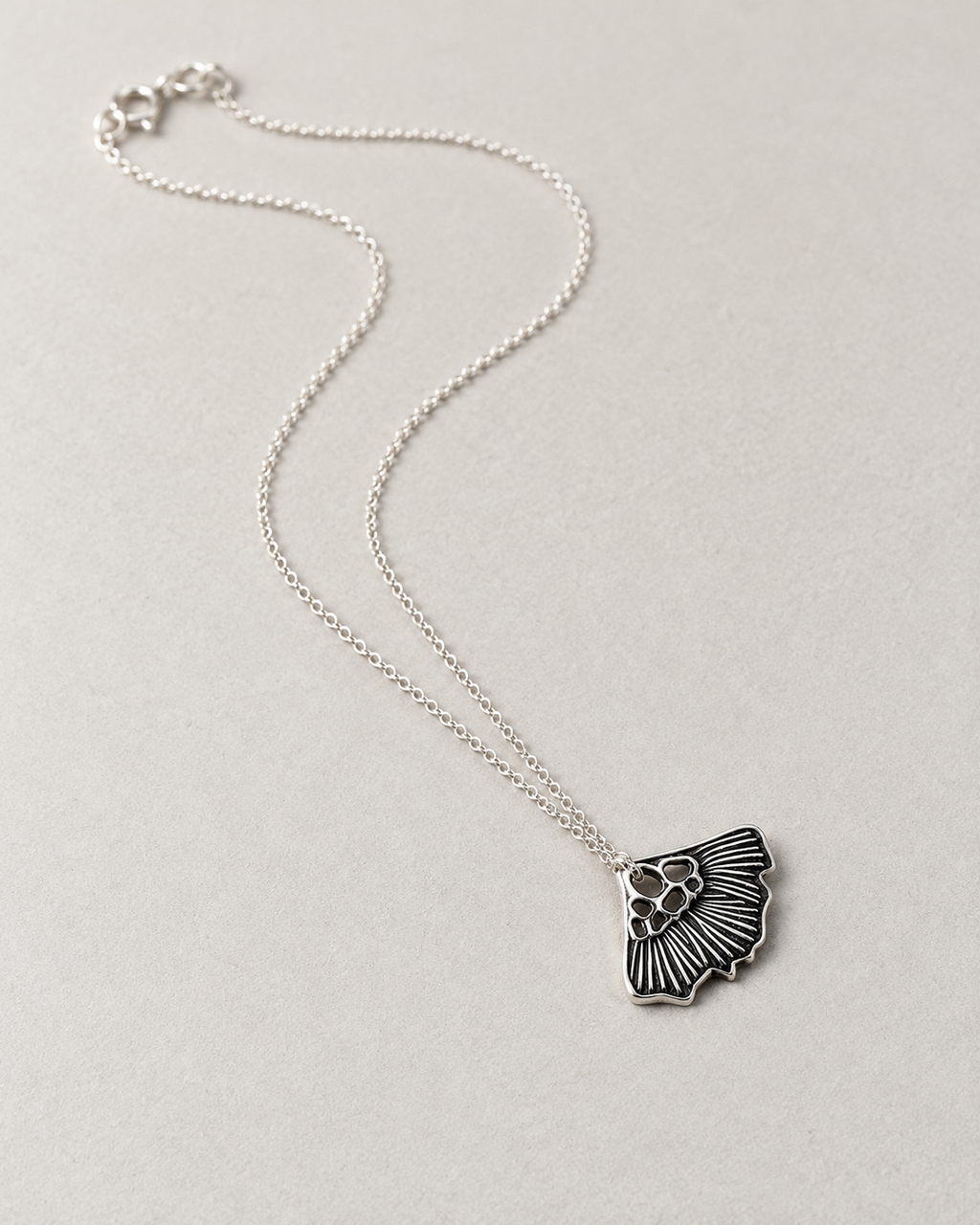 Petit collier floral, en argent massif 925 recyclé