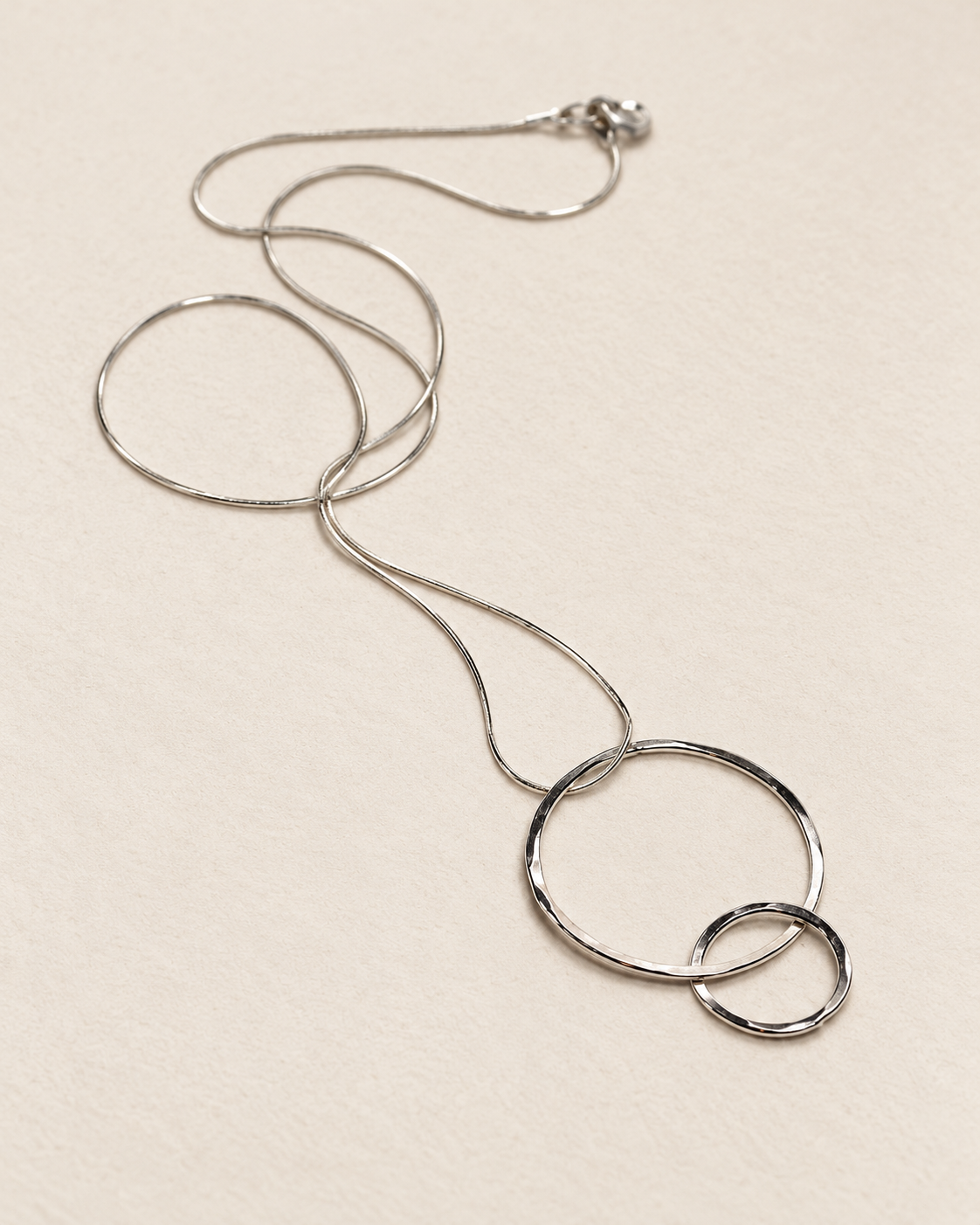 Collier cercles minimalistes en fils d'argent massif martelées