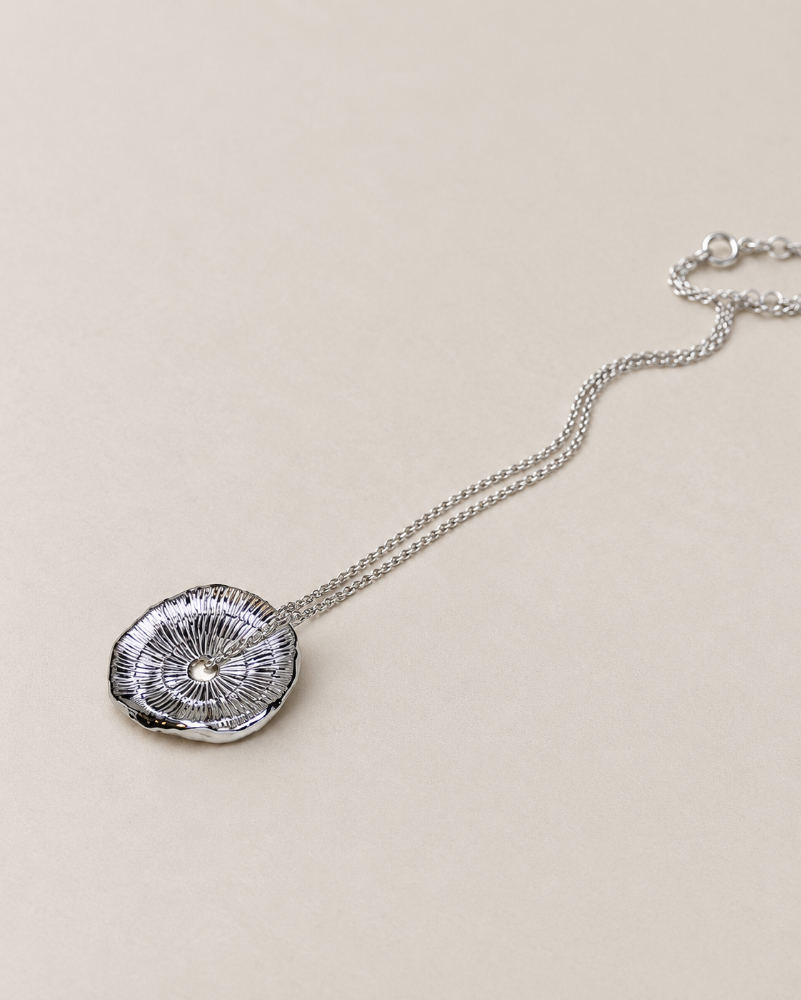 Collier en argent massif, Pendentif inspiré par les rondelles de bois