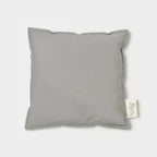 Coussin carré gris clair à housse lisse, vue de face avec étiquette