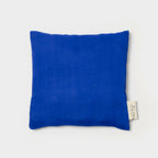 Coussin bleu rectangulaire, étiquette sur le côté droit, vue de face