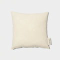 Coussin carré uni beige, coins arrondis, étiquette latérale