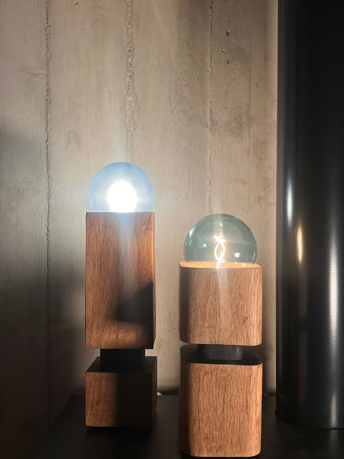 Deux sculptures lumineuses en bois, globes lumineux dans des cylindres en bois