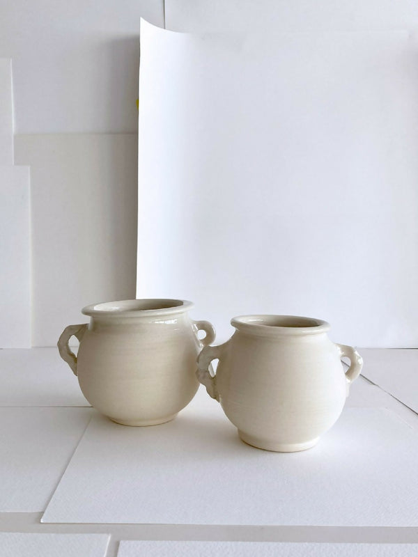 Paire de pots en grès beige clair, anses, forme ronde, vue de face