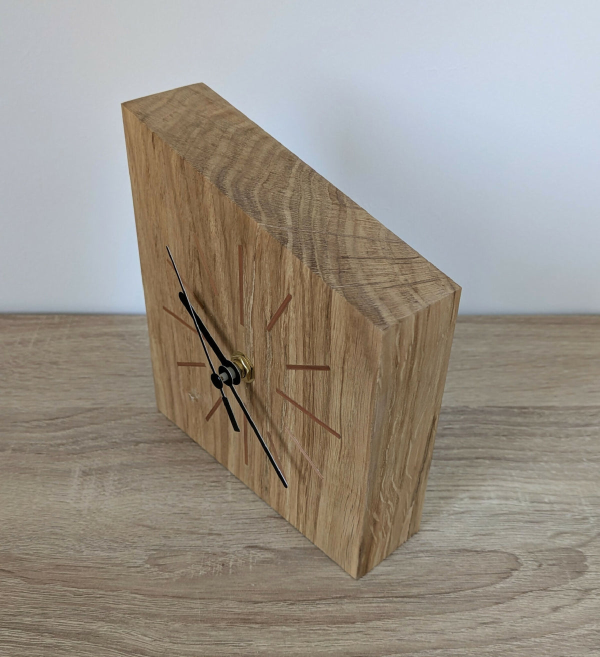 Horloge de bureau en chêne massif avec marqueterie de paille, vue de côté, aiguilles noires