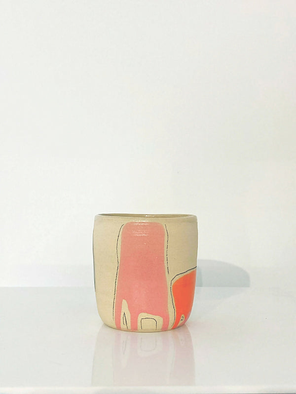 Gobelet en céramique beige avec motif abstrait rose