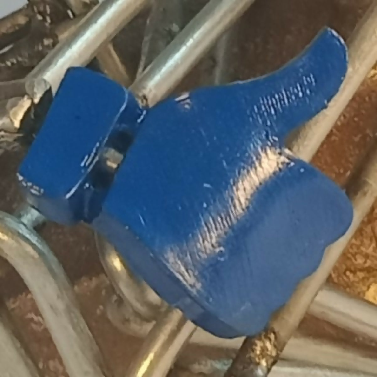 Détail de l’œuvre : assise bleue en forme de cœur dans une structure en fils d’acier