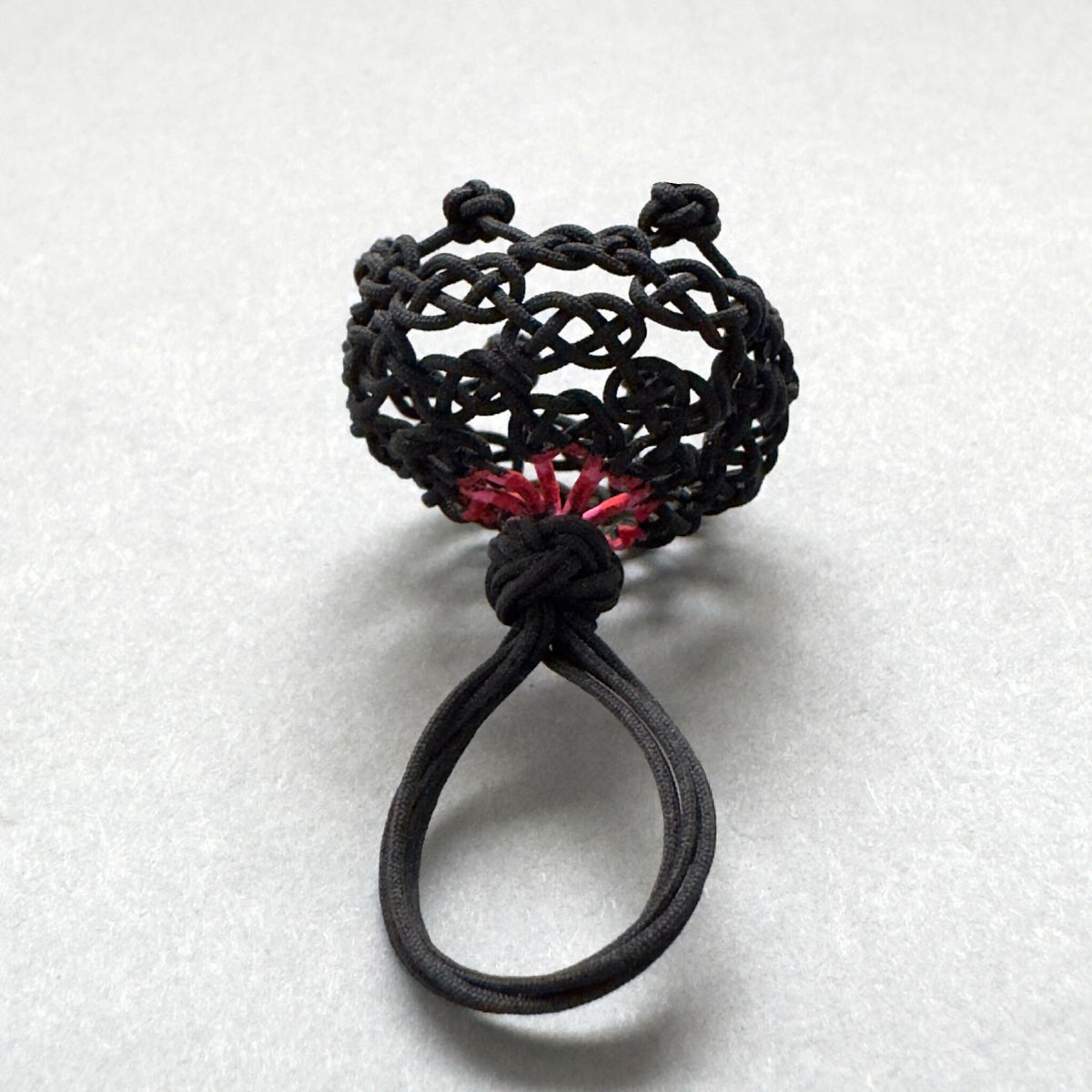 Bague noire en nœud coulant, étoile rouge décorative visible