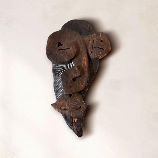 Décoration murale en bois sculpté, motif tête abstraite, couleur brun foncé