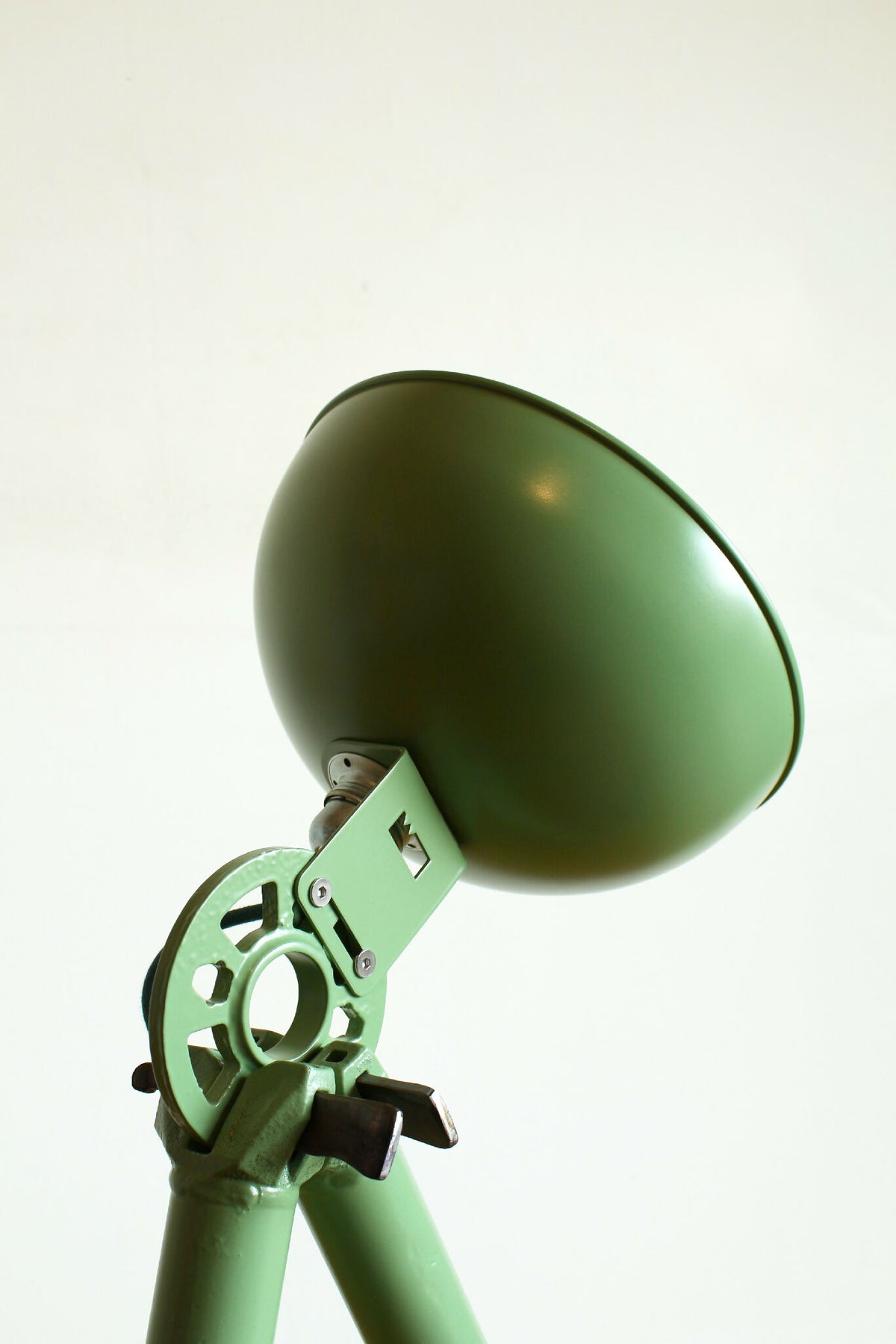 Lampe trépied vert, abat-jour et mécanisme d’orientation avec interrupteur