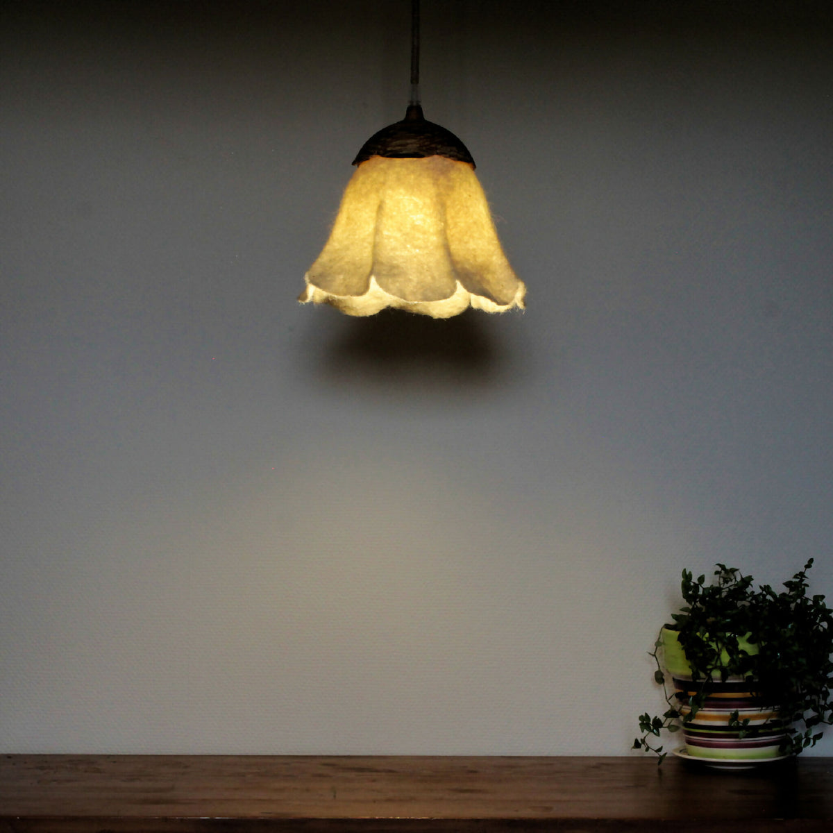 Suspension PETULA allumée : abat-jour en feutre blanc diffusant une lumière chaude
