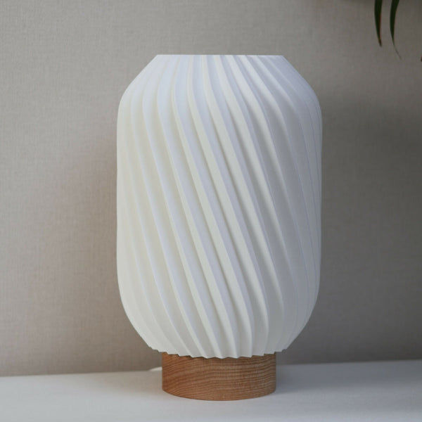 Lampe Orion avec abat-jour blanc strié et base en bois