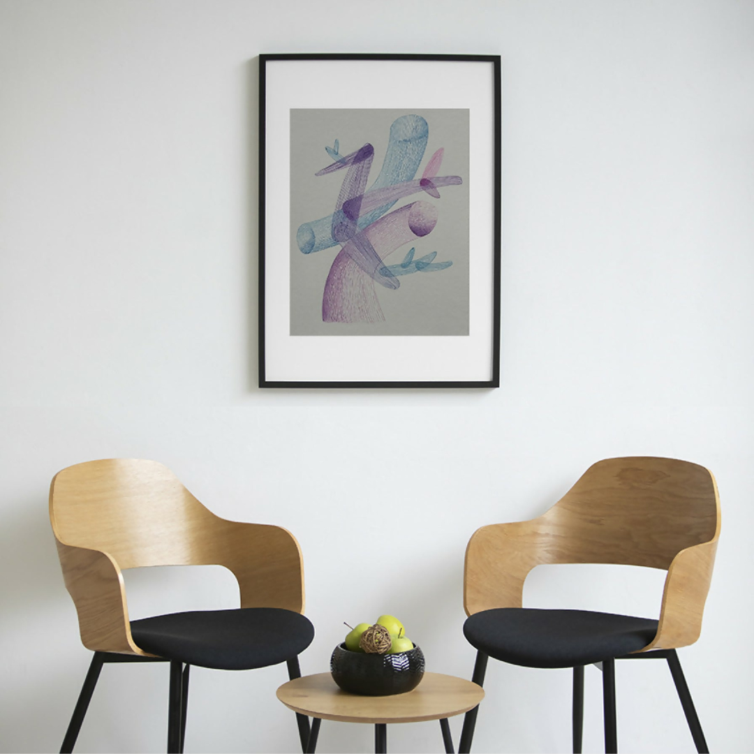 Deux fauteuils en bois clair, assise noire, accoudoirs et petite table ronde