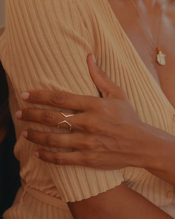 Bague en argent à motif double, forme de nœud sur la main