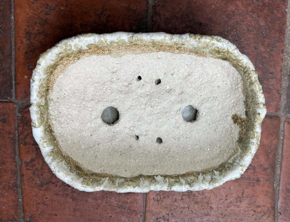 Grand pot rectangulaire pour bonsaï vu de dessus, blanc granuleux avec trous de drainage