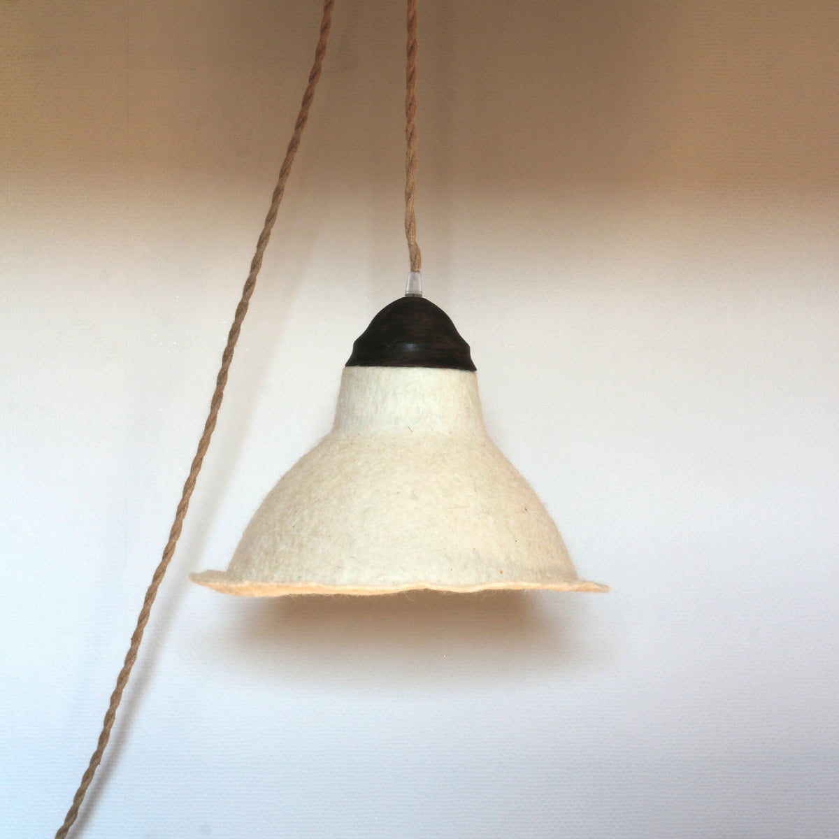 Lampe baladeuse BOHEME suspendue, abat-jour conique beige et coiffe noire