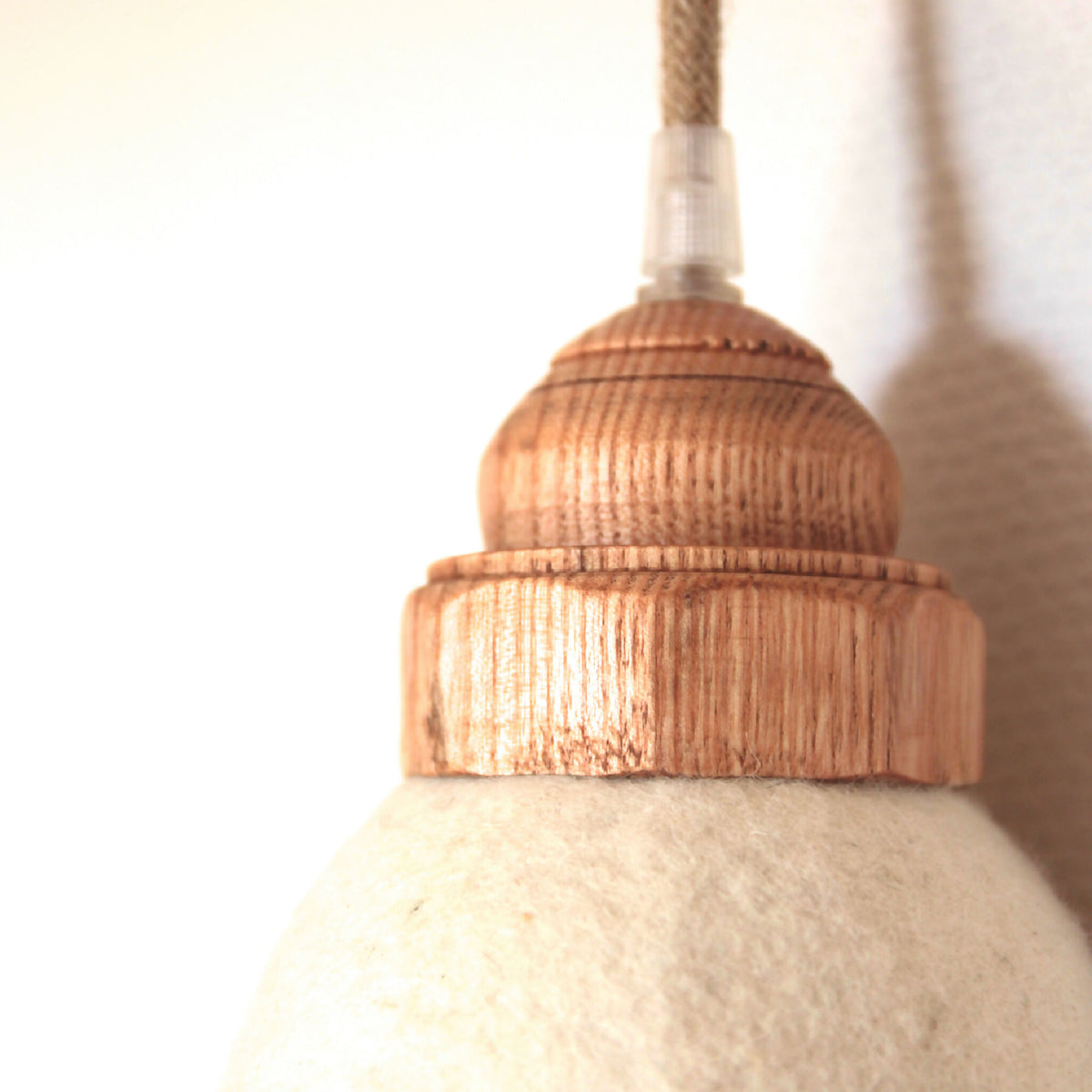 Lampe baladeuse : détail du haut en bois tressé et du cordon avec abat-jour en feutre