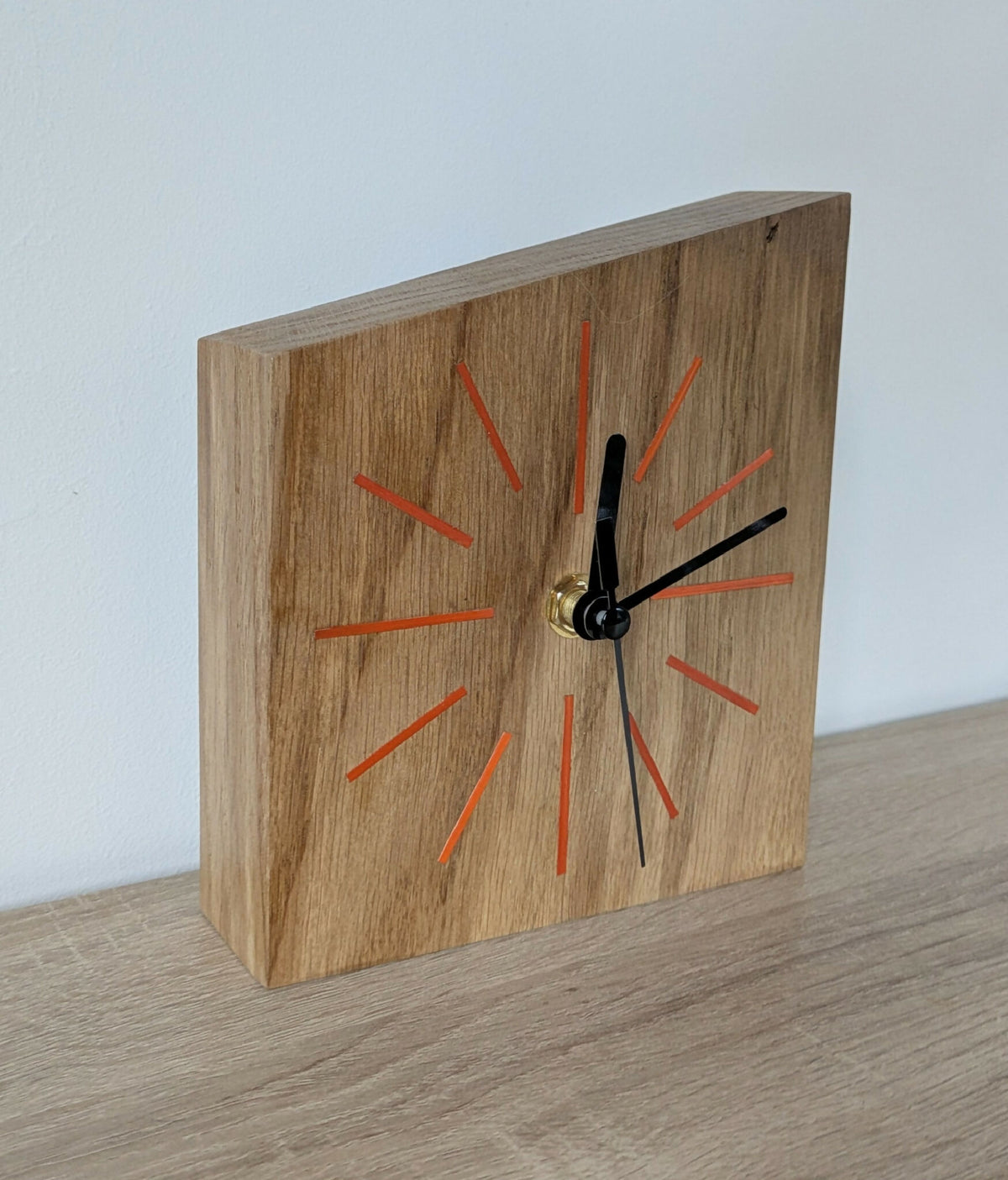 Horloge de bureau en chêne, repères rouges et aiguilles noires avec centre doré