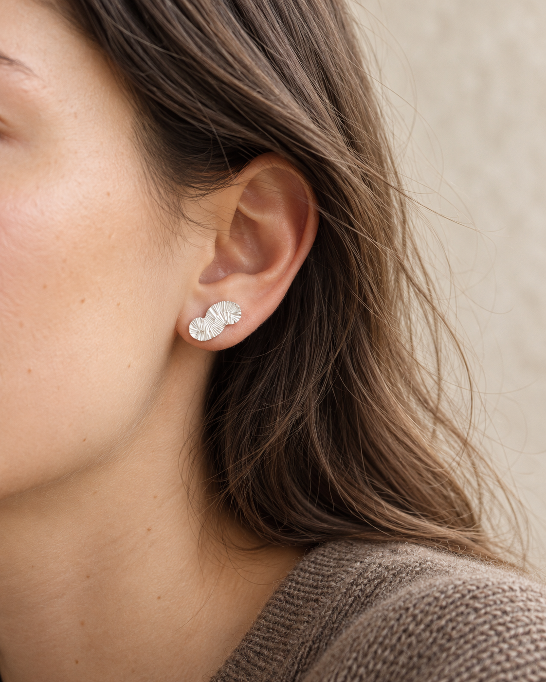 Petite puces Volute, Boucles d'oreilles minimaliste en argent massif recyclé