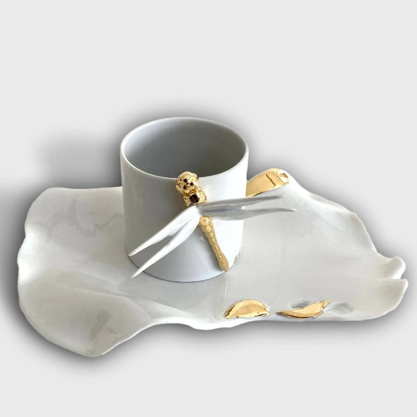Tasse en porcelaine blanche avec motif libellule doré et soucoupe