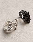 Bague réglable écaille en argent massif sur deux doigts, en noire ou en blanche