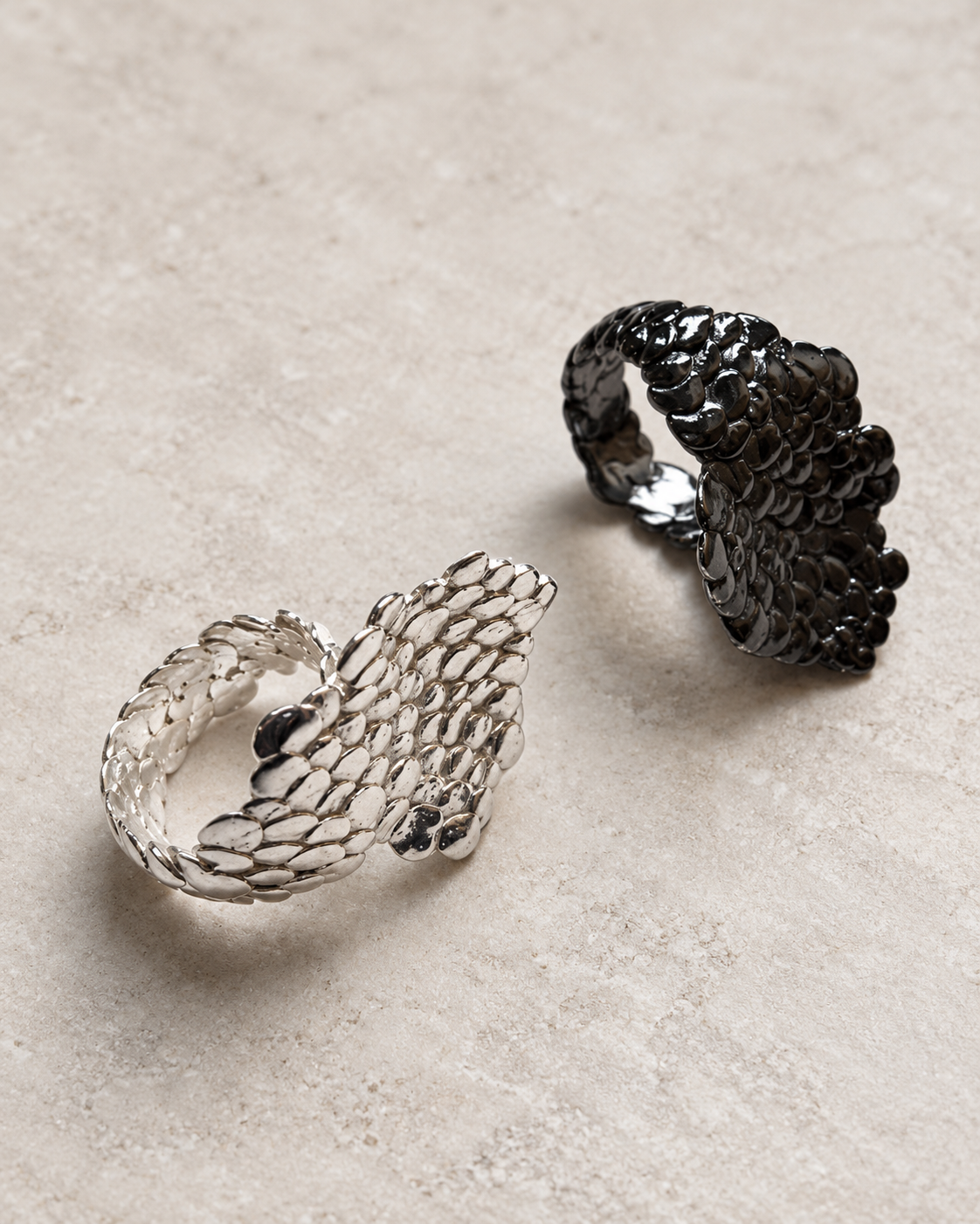Bague réglable écaille en argent massif sur deux doigts, en noire ou en blanche