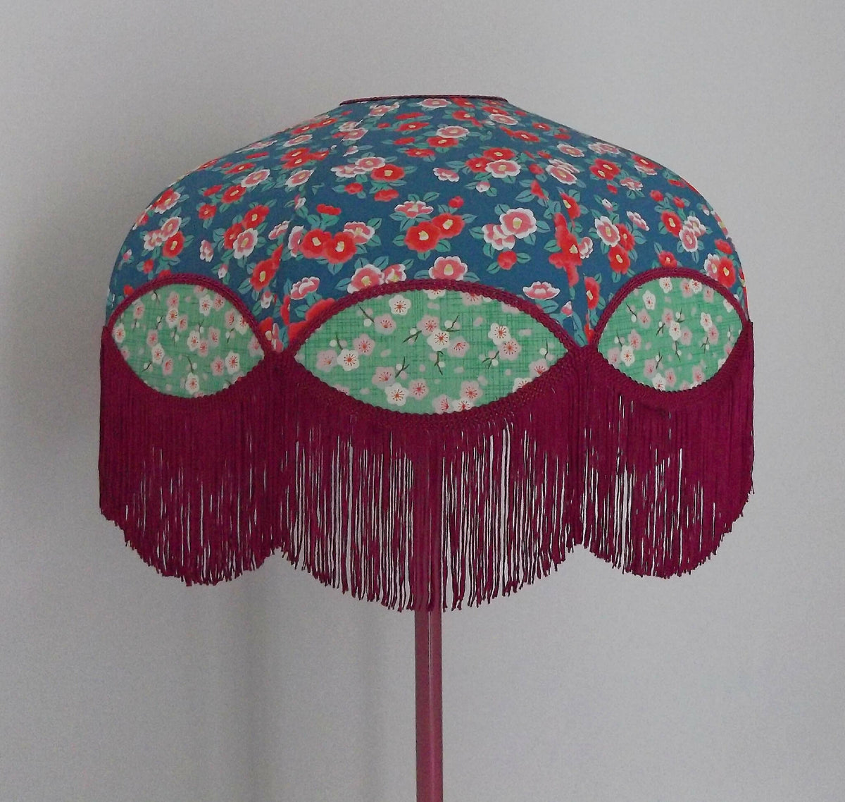 Abat-jour rétro papier japonais en forme arrondie, franges bordeaux, motifs floraux.