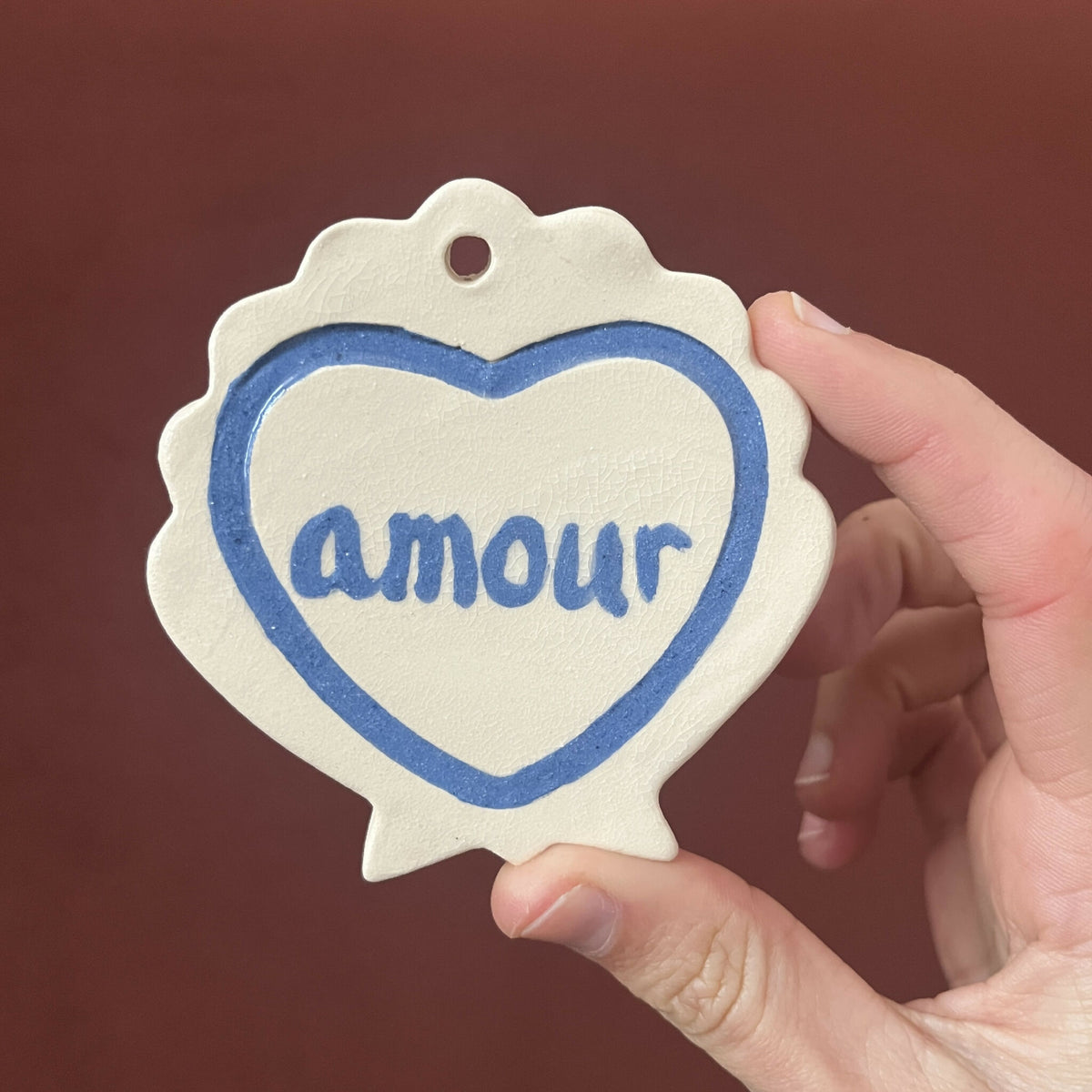 Ex-voto monochrome en étoile, cœur bleu avec le mot « amour »
