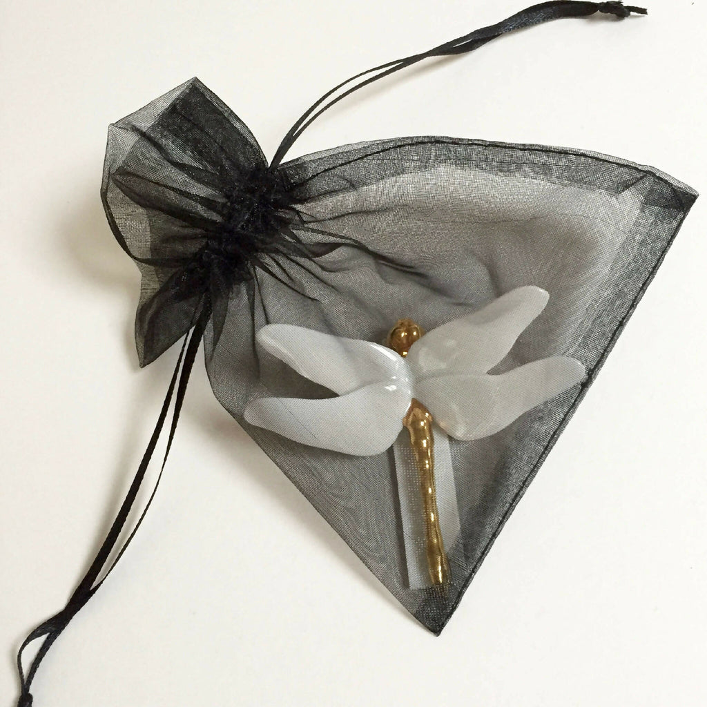 Broche libellule avec nœud en tulle noir et ailes blanches, épingle dorée