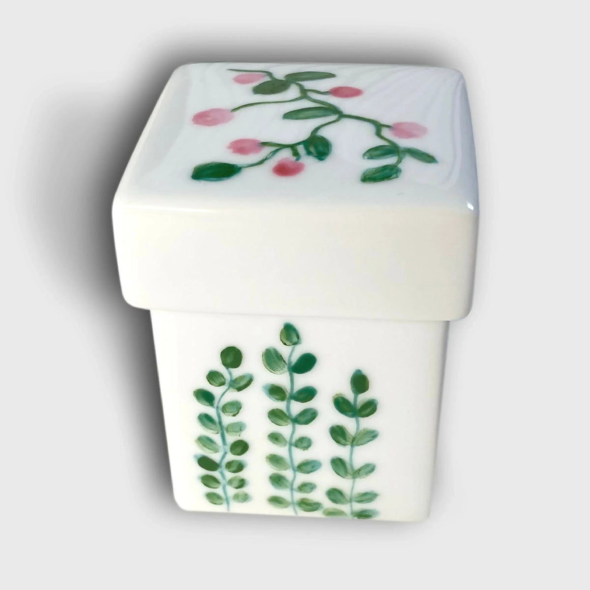 Boîte à bijoux en porcelaine blanche, couvercle floral rose et vert.