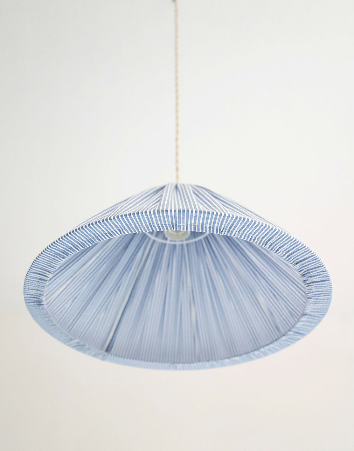 Suspension conique à fines rayures bleues, vue de l’intérieur de l’abat-jour.