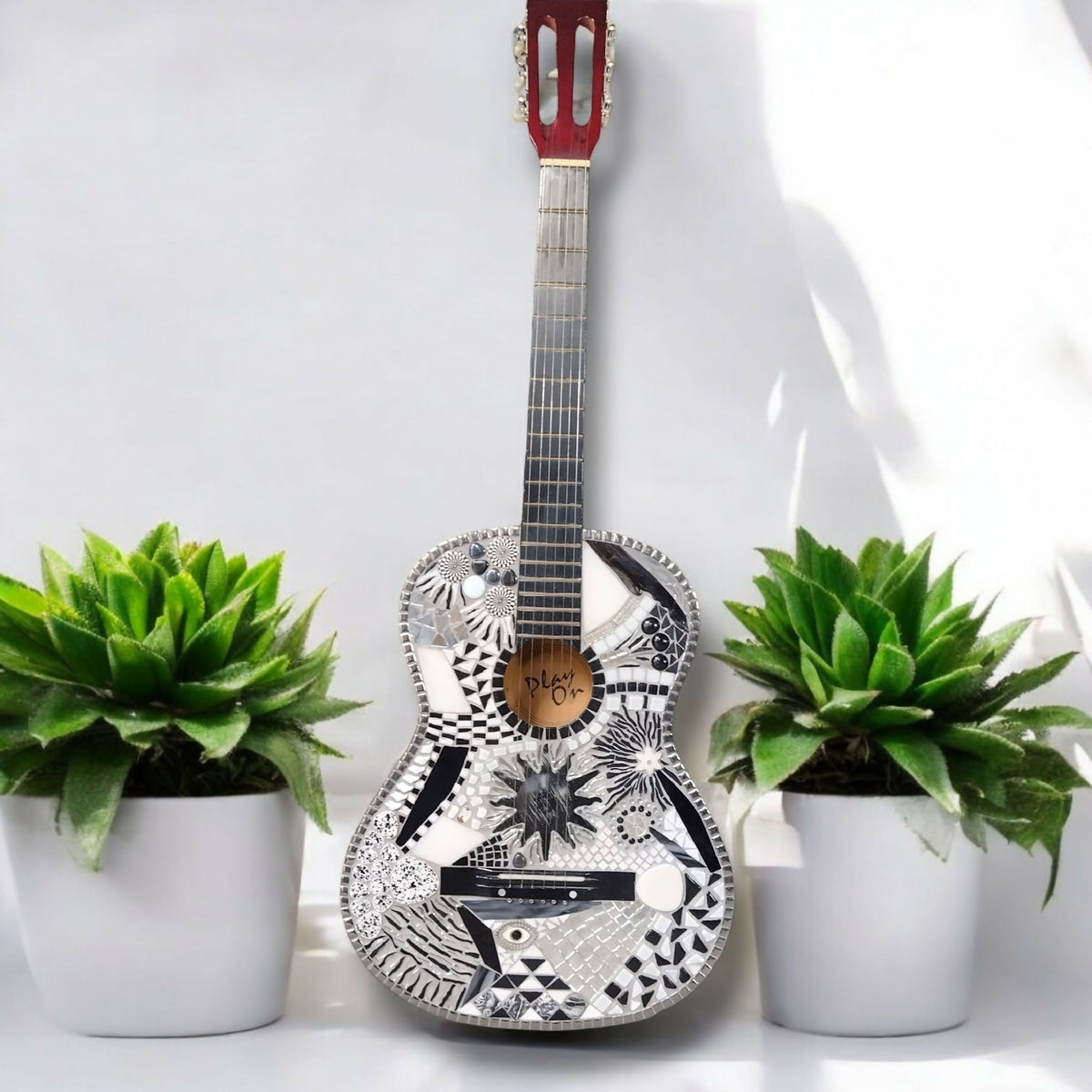 Guitare décorative noir et blanc, motif en mosaïque autour de la rosace