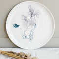 Plat rond en porcelaine blanche fait main, motif abstrait bleu et points violet.