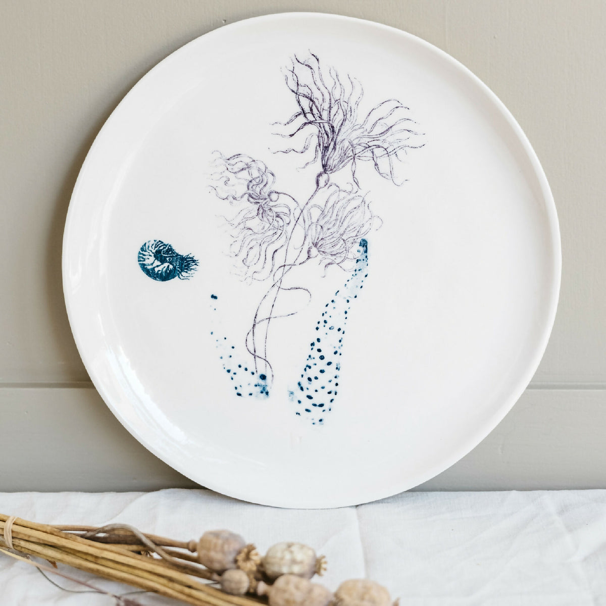 Plat rond en porcelaine blanche fait main, motif abstrait bleu et points violet.