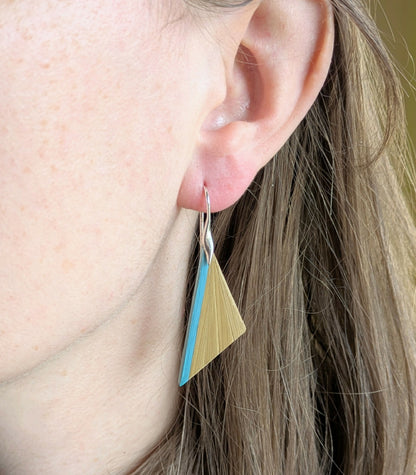 Boucles d'oreilles Triangulaires avec Marqueterie de Paille Dorée et Turquoise crochets argent 925