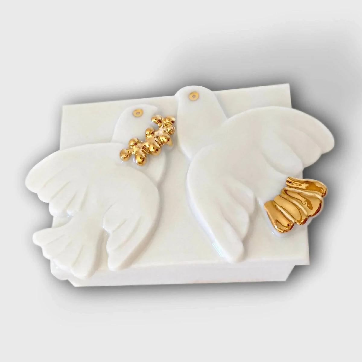 Boîte à bijoux blanche avec motif colombe et ornements dorés sur le couvercle.