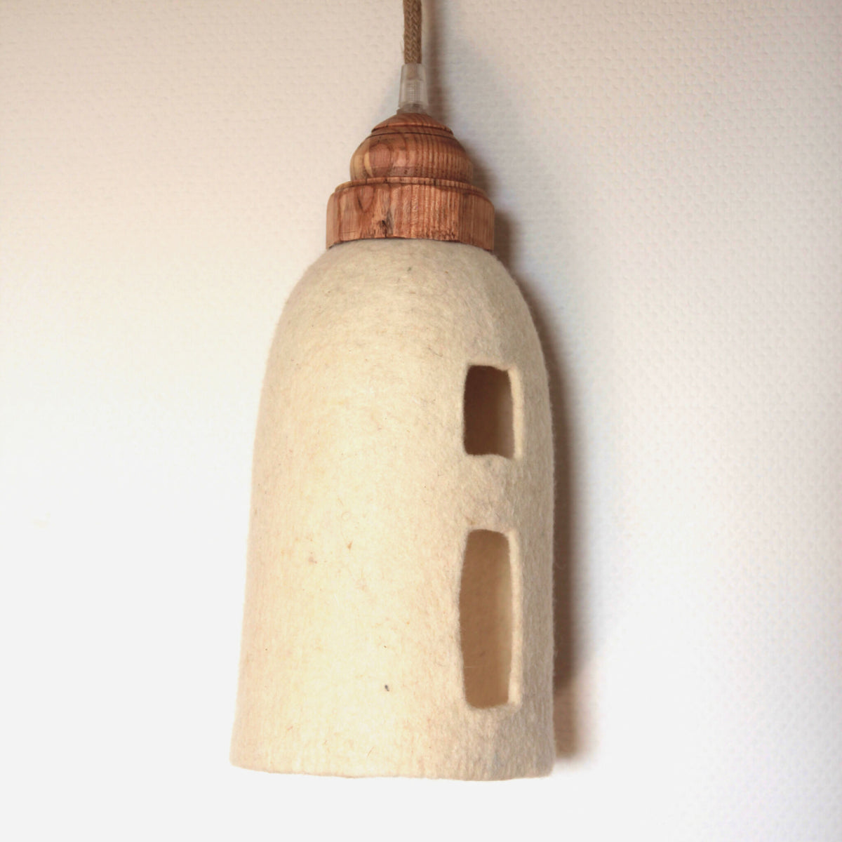 Lampe baladeuse avec abat-jour en feutre clair et deux ouvertures rectangulaires sur le côté