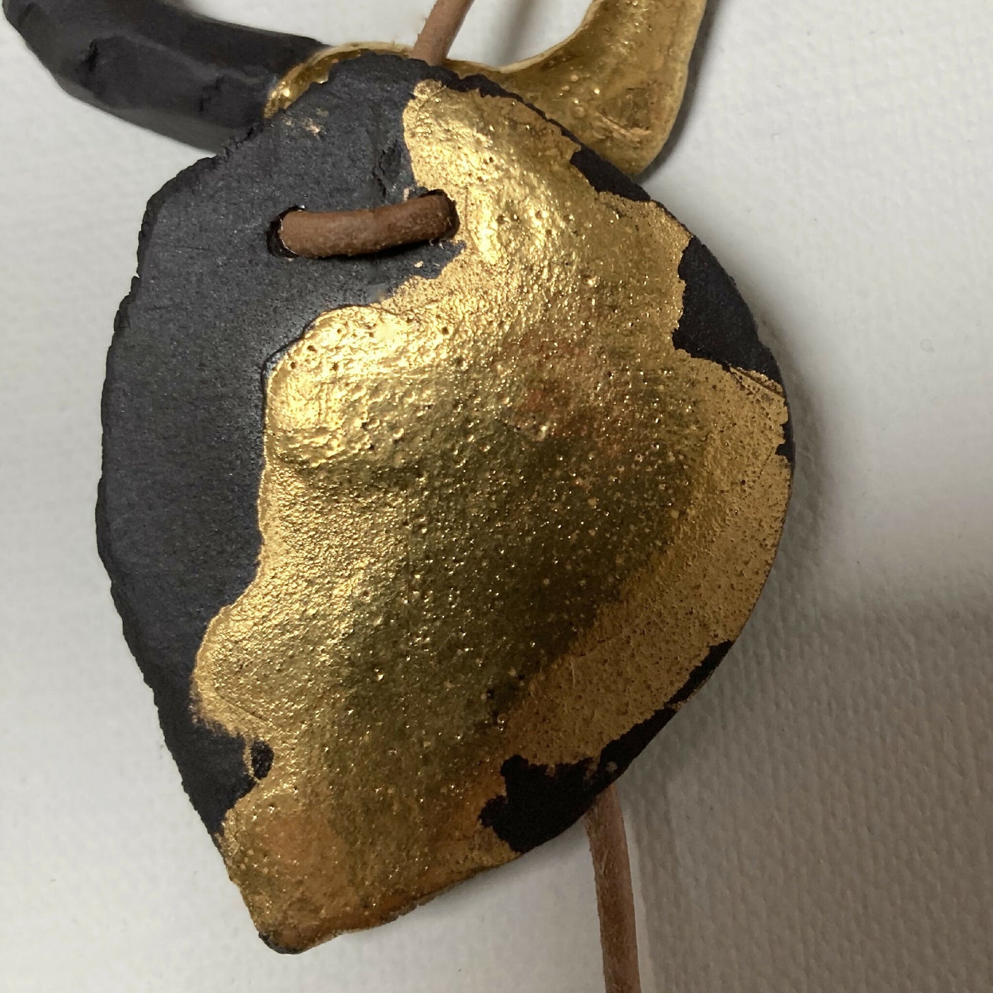 Collier carré d'or en porcelaine noire