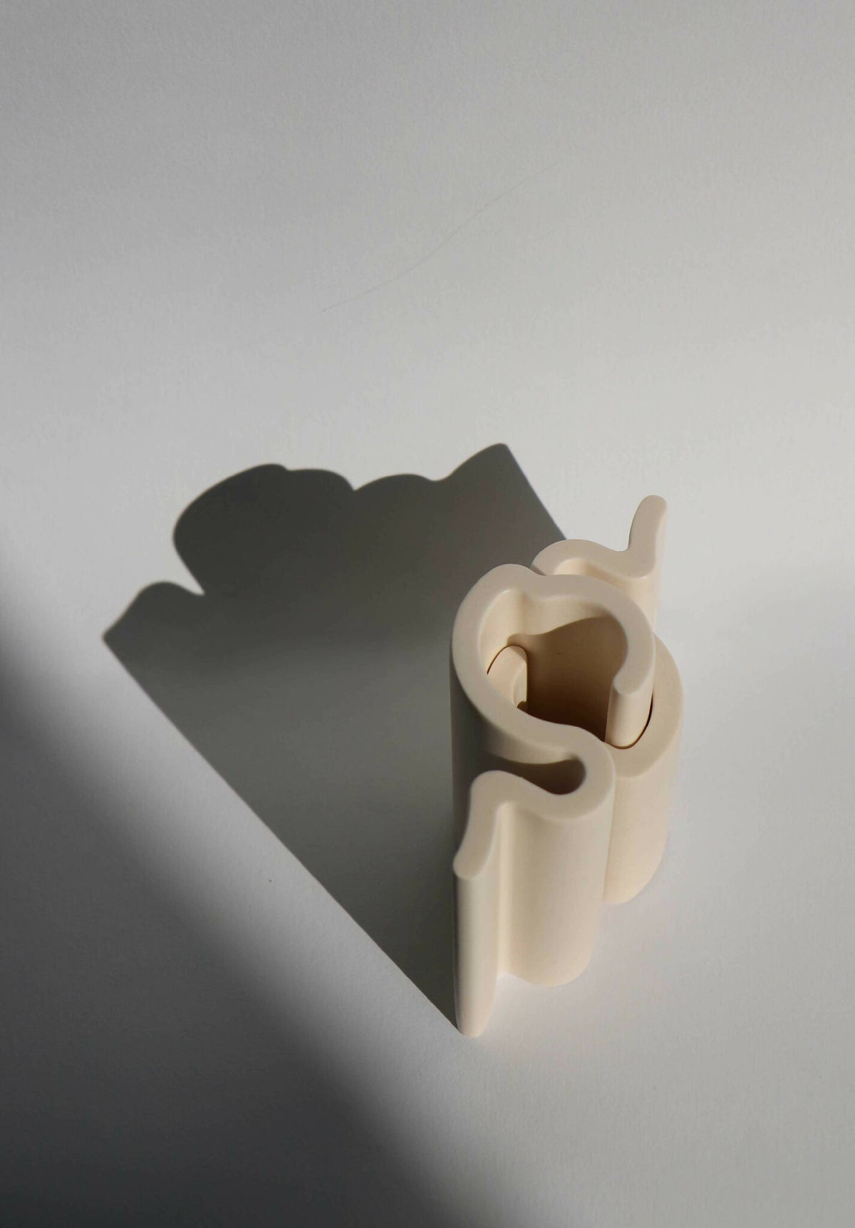 Chandelier ANA-GRAM blanc, supports cylindriques et bougie centrale