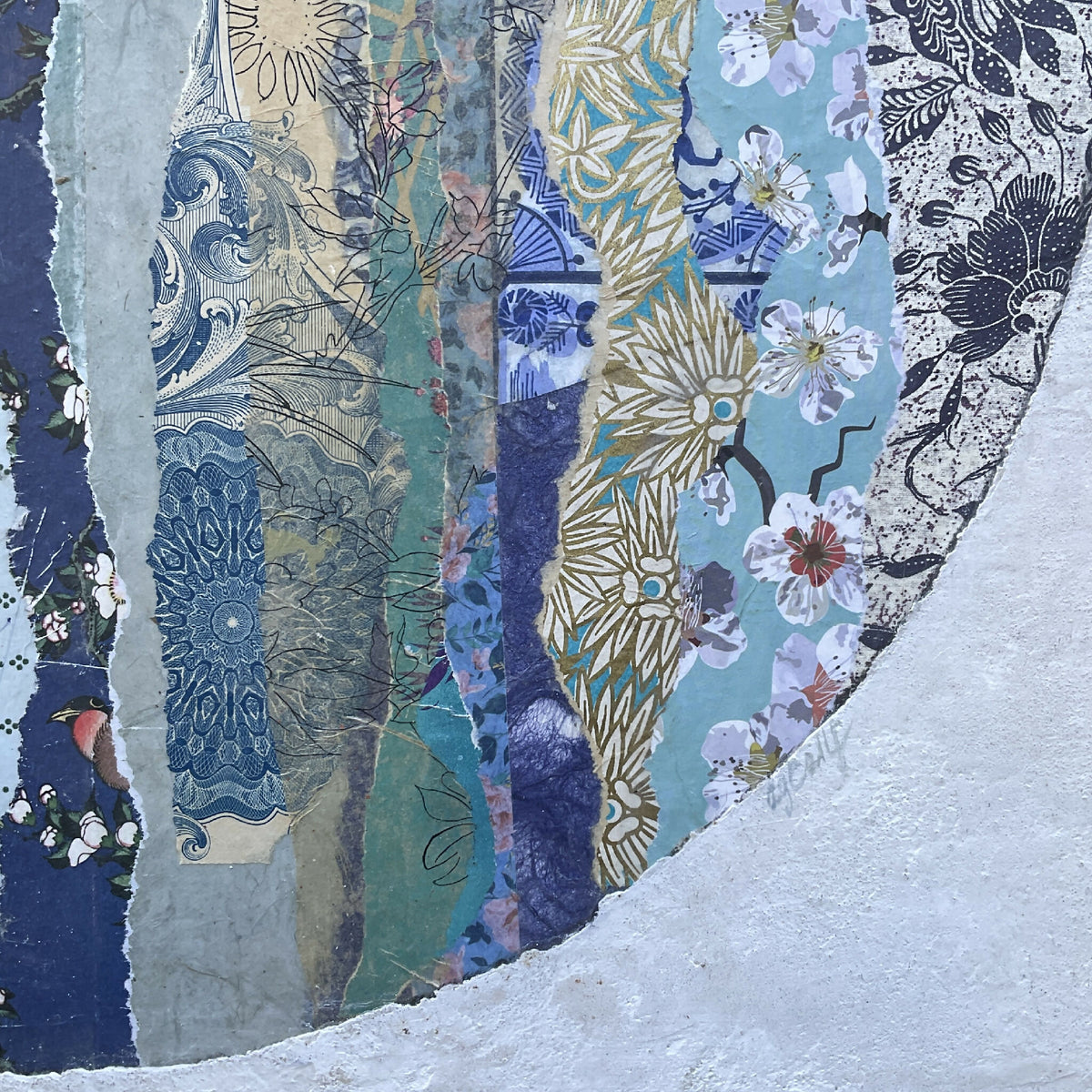 Collage sur bois encadré, détail du cercle bleu indigo aux motifs floraux