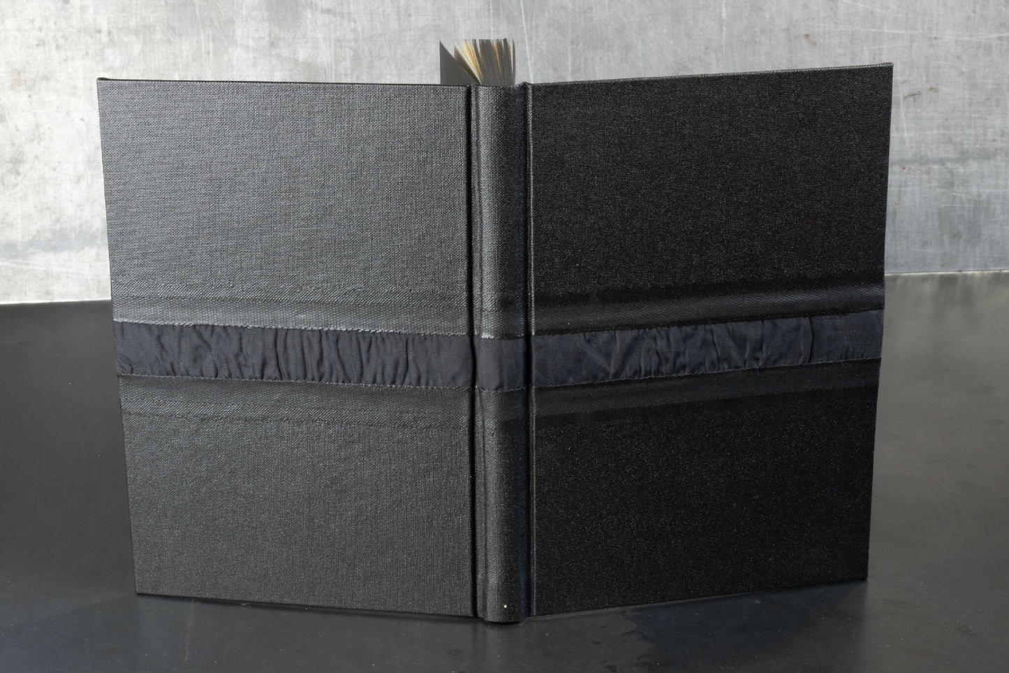 Monochrome noir, carnet ou livre d'or