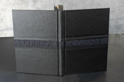 Monochrome noir, carnet ou livre d'or