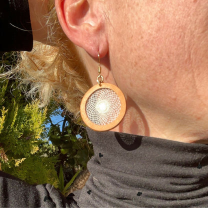 Dormeuses Rotondes Cuir et Dentelle portées